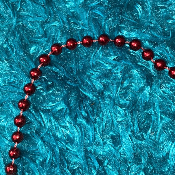 Red plastic spherical beads necklace - Picture 2 of 6